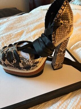 Azalea Wang Fonteyn Snake Platform Pump